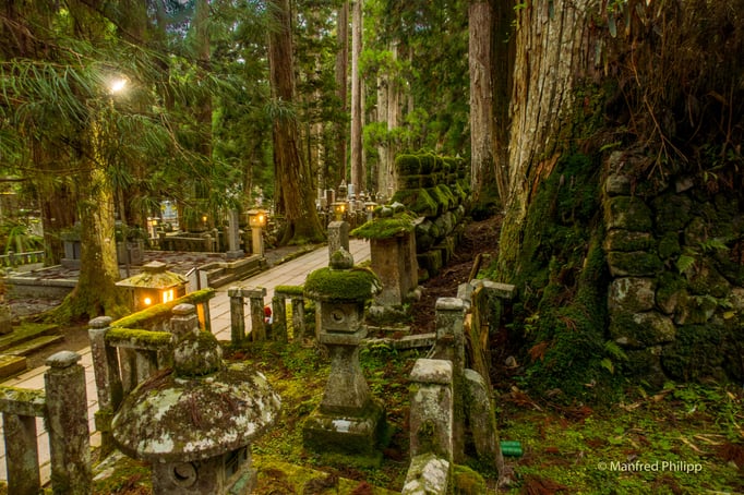 Abendspaziergang auf dem Friedhof von Koya-san