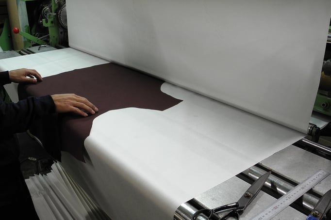 ①機械プリーツ　プリーツ機に生地を入れると・・・・