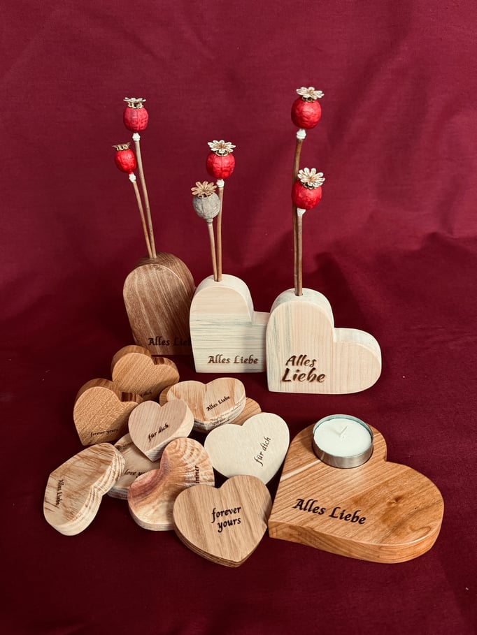 verschiedene Herzen aus Holz