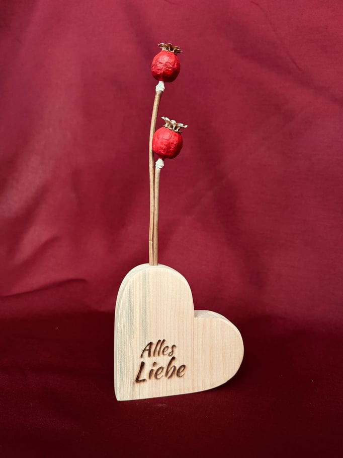 stehendes Holzherz mit eingesteckter Trockenblume, Laserung:Alles Liebe