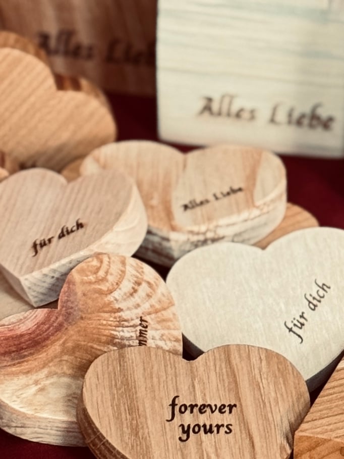 Kleine Holzherzen mit unterschiedlichen Laserungen, passend zum Valentinstag