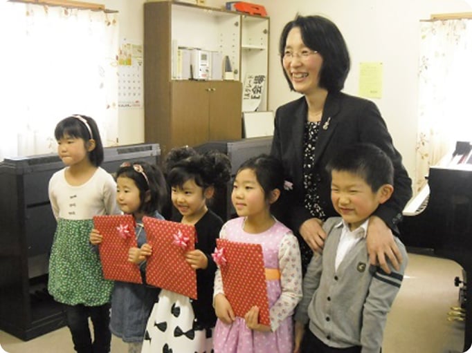 【写真】幼児のための音楽基礎コース「どれみ科」先生と生徒さん（新潟市秋葉区の音楽教室）