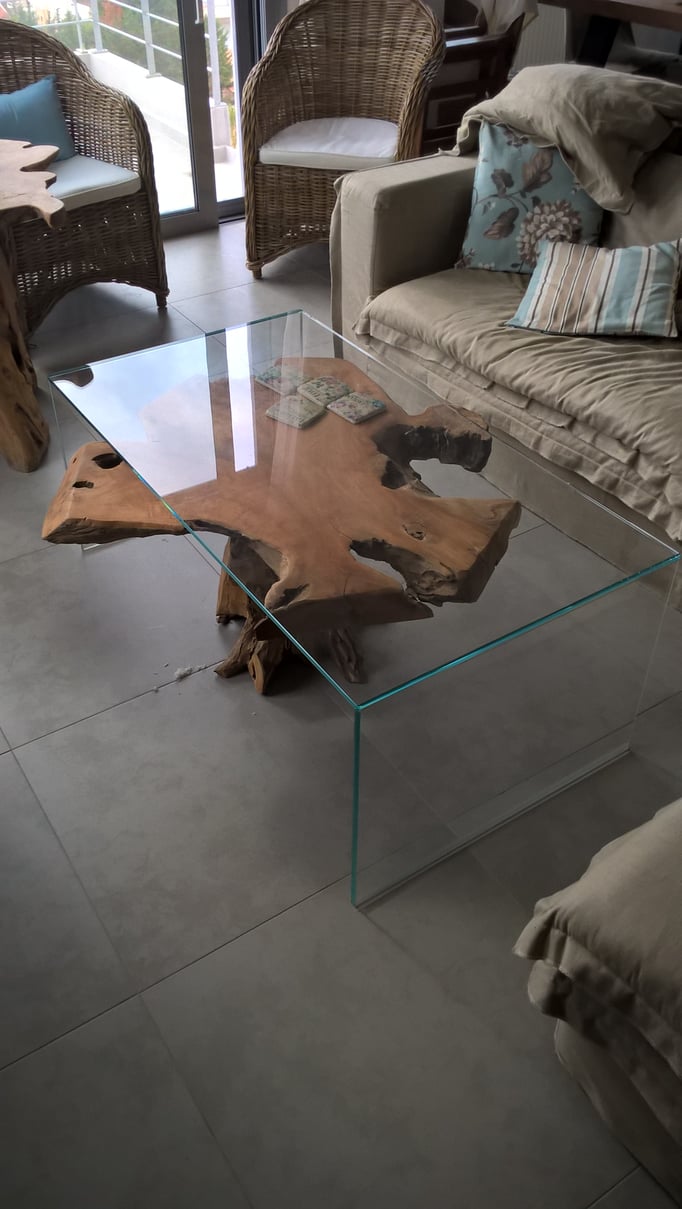 γυάλινο τραπέζι 10 μμ extra clear-γυάλινο τραπέζι κρυστάλλινο με τζάμι που το διατηρεί καθαρό