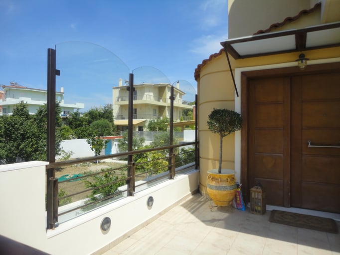 Γυάλινη κατασκευή μπαλκόνι-κάγκελα τζαμένια βεράντα μπαλκόνι. Διπλά κάγκελα από τζάμι βεράντα, τζάμι σε βεράντα μπαλόνι, Αργυρούπολη τζάμια βεράντες, Ηλιούπολη τζάμια βεράντες-Ελληνικό τζάμια βεράντας, τζάμια βεράντας άγιος δημήτριος, τζάμια μπαλκονιού