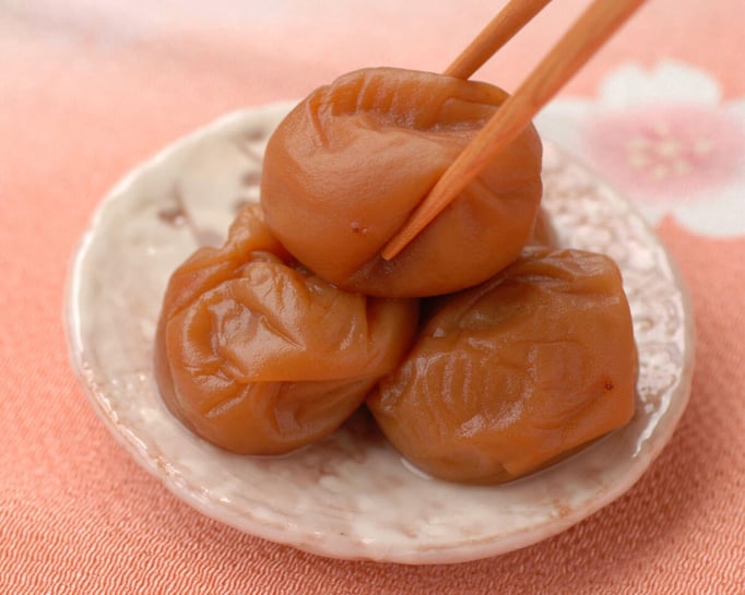 梅若菜（うめわかな）酸味と塩分を抑えた、食べやすさを重視した梅干しです。塩分 8%
