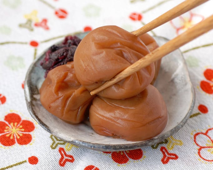 万葉（まんよう）白干し梅干しに限りなく近い昔ながらの田舎漬けに仕上げた梅干しです。塩分 12%