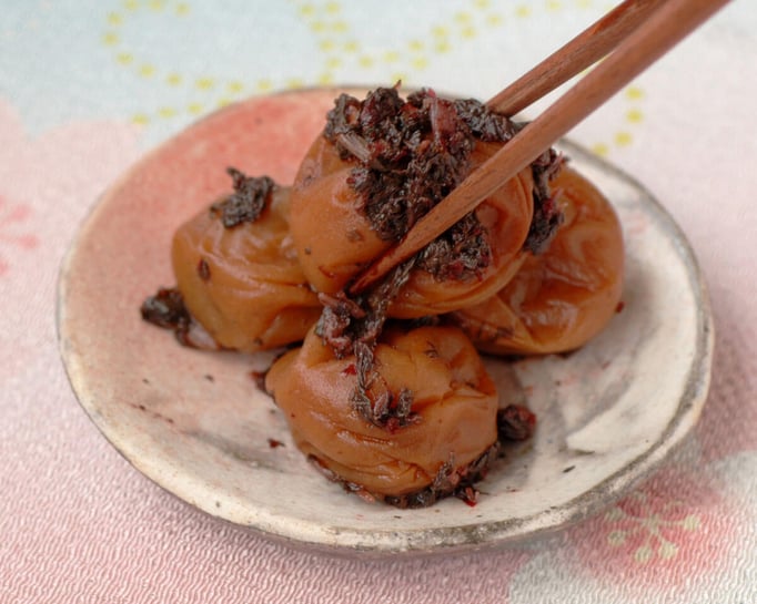 八重（やえ）紫蘇（シソ）と紀州名産のかつお節で梅干しを包みました。塩分 10%