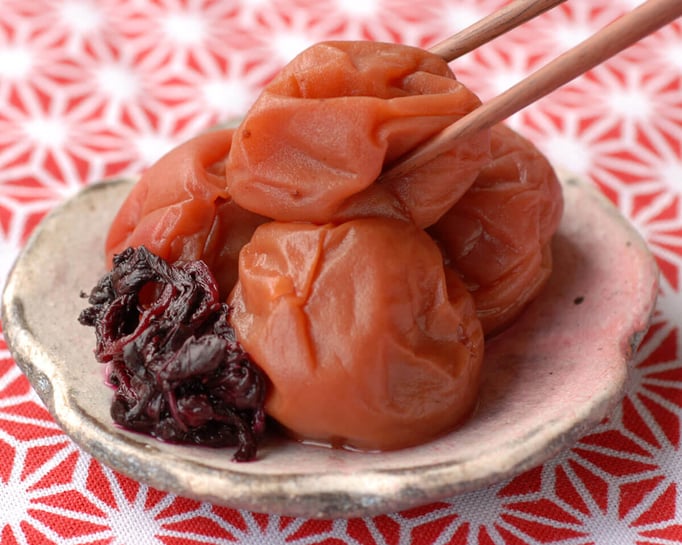 紅（くれない）シソで漬けた梅干しです。素朴な味わいの梅干しに国産のシソで紅をさしました。 塩分 12%