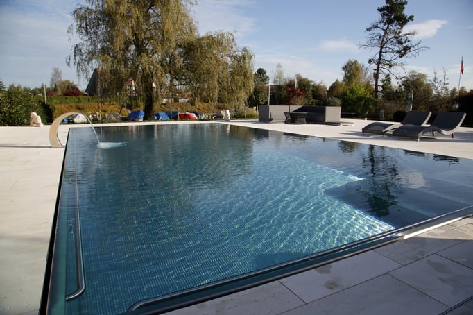 Edelstahlpool mit Ueberlaufrinne