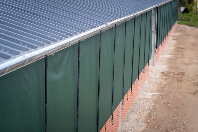 Außenansicht Wickellüftung in einem Sauenstall mit Haltungsstufe 4