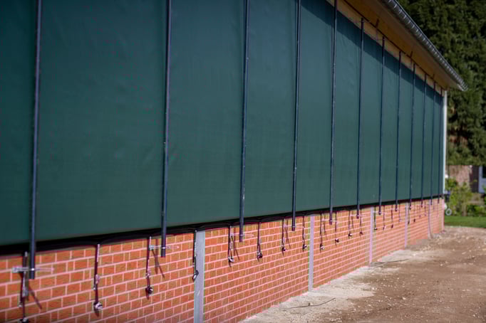 Außenansicht Wickellüftung in einem Sauenstall mit Haltungsstufe 4