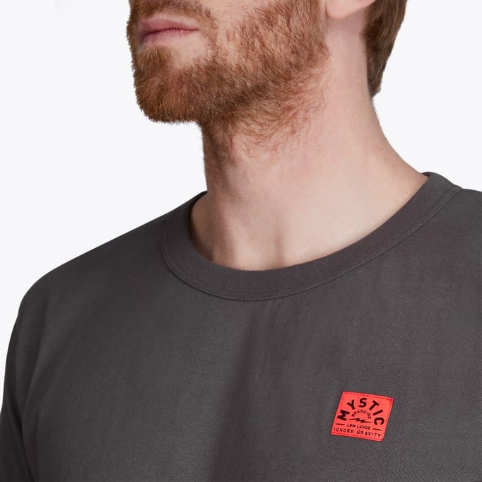 Mystic Lowe Tee Phantom Grey Brust Ansicht