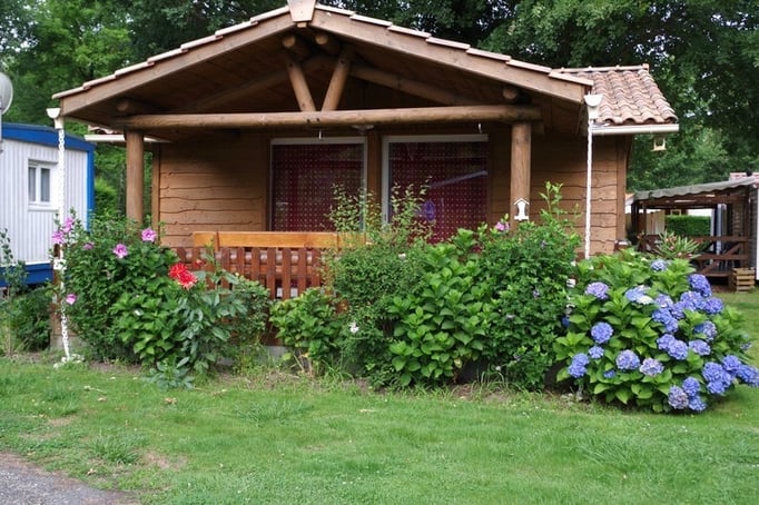 chalet dans les landes au bord du lac