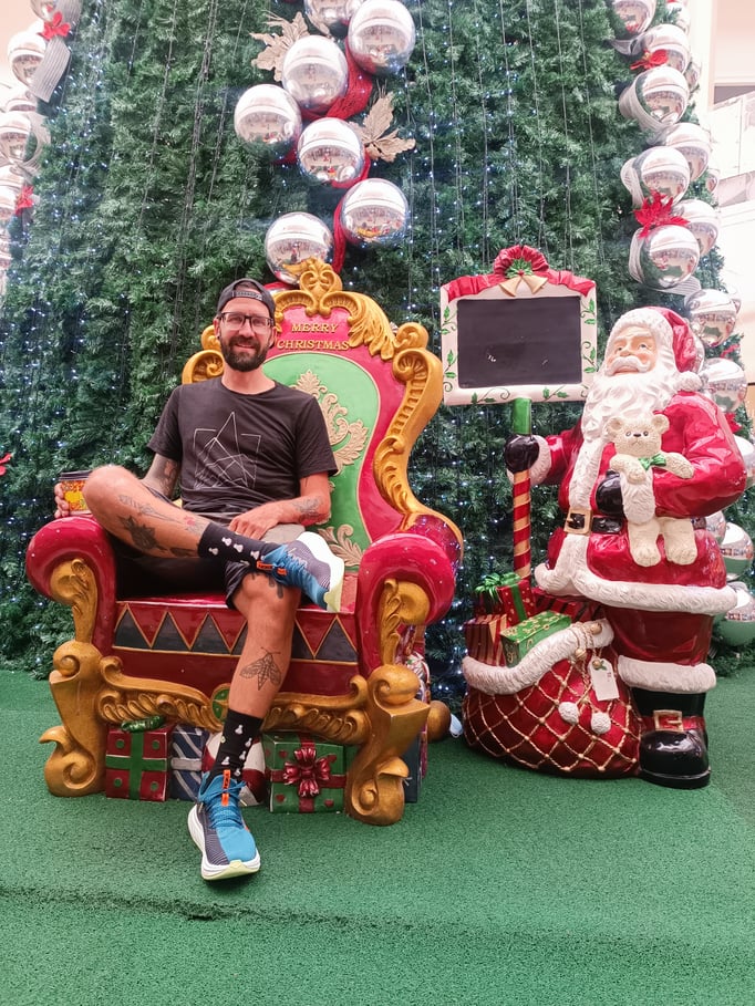 Mike schon in Weihnachtstimmung - hat sich neue Schuhe gekauft