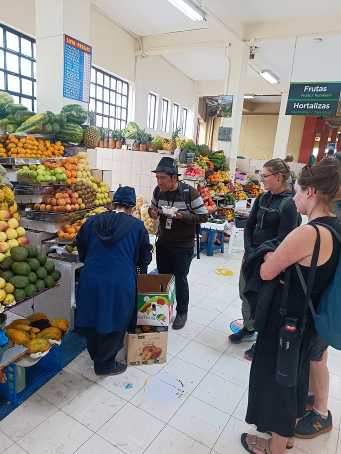 Stadttour in Quito: auf dem Markt mit unserem Guide