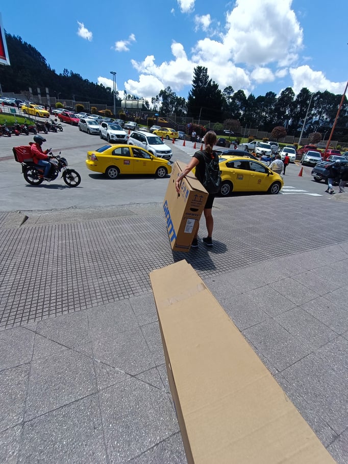 Wir machen uns für die Weiterreise bereit: Fahrradkartons abholen