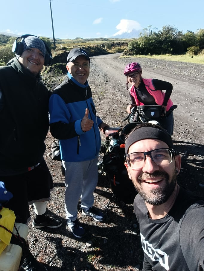 wir verabschieden uns von David's Vater und fahren zu Dritt in den Nationalpark Cotopaxi