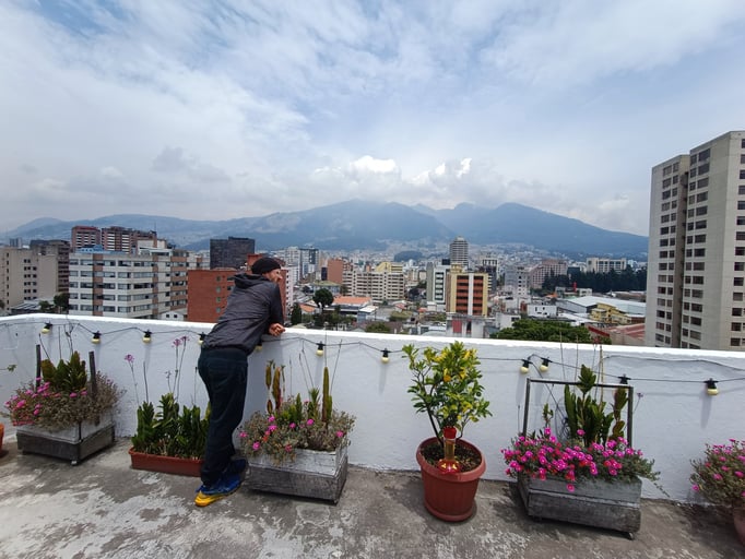 Ankunft in unserer Unterkunft in Quito und Ausblick auf der Dachterrasse 