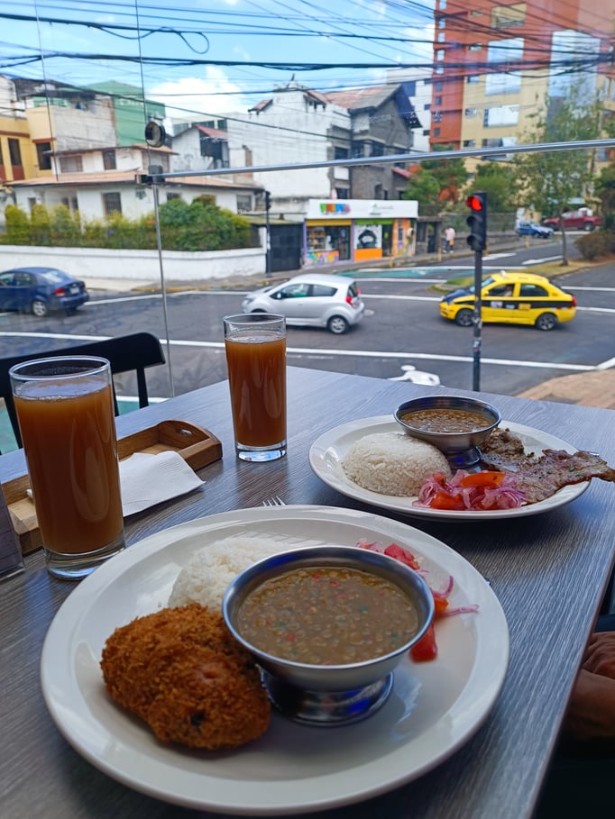 Nach der Schule gingen wir immer auswärts Mittagessen: Almuerza für 3 Dollar pro Person all inklusiv