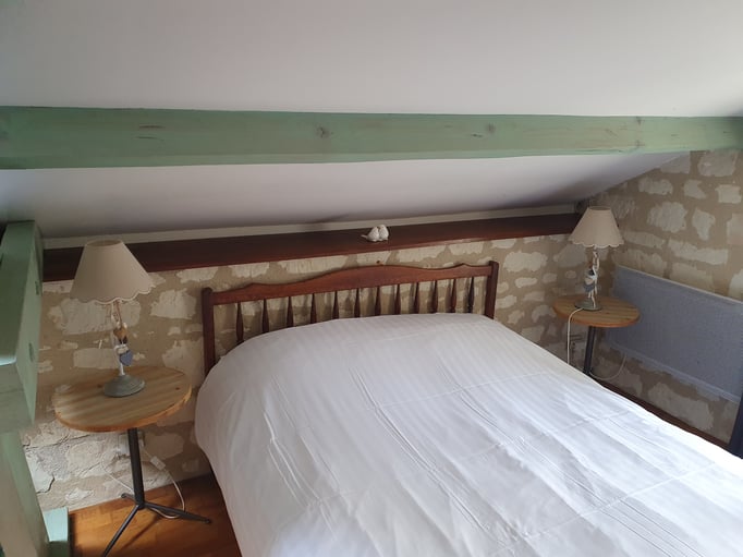 Avant : la chambre Mi, poutre verte et ancienne tête de lit