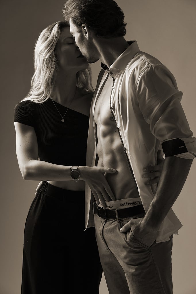 Akt- Erotikaufnahmen Low-Key Fotoshooting