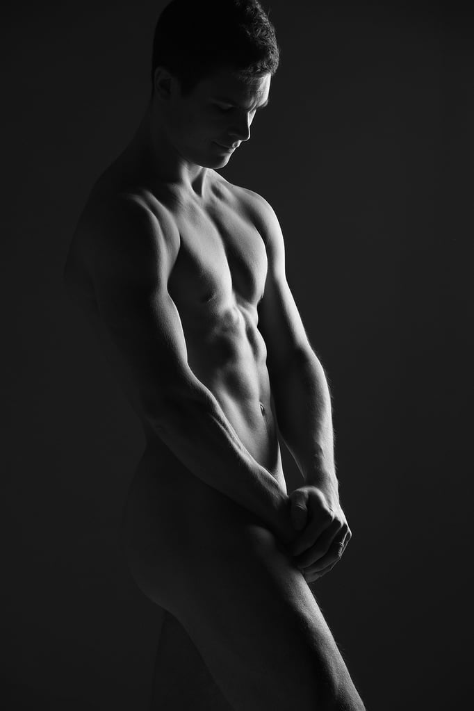 Akt- Erotikaufnahmen Low-Key Fotoshooting