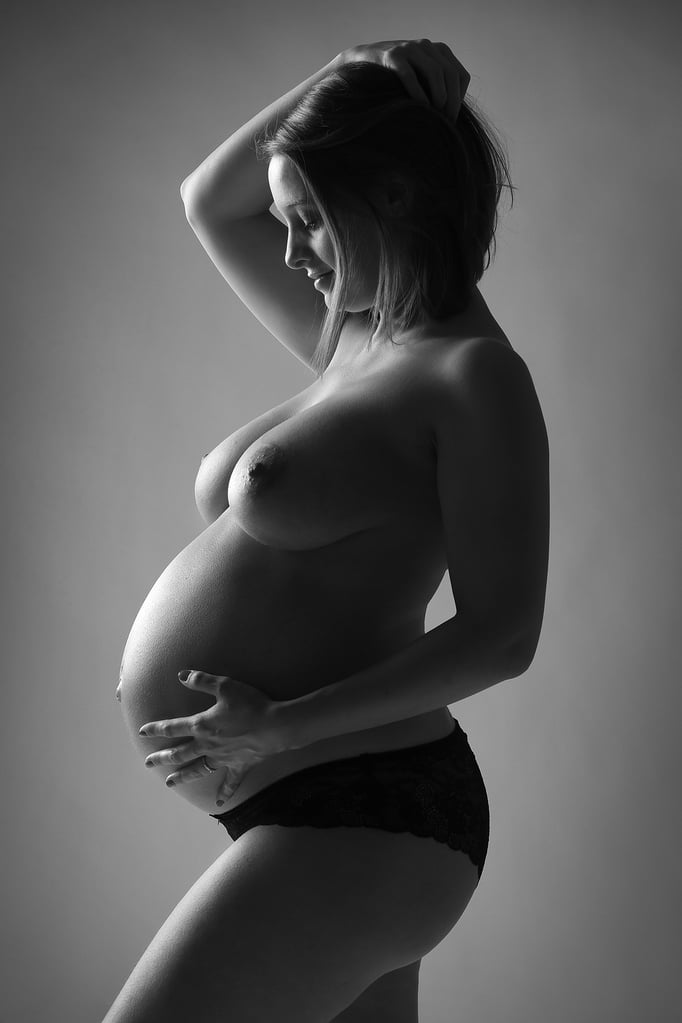 Babybauch Fotoshooting Aktaufnahmen Low-Key Aufnahmen