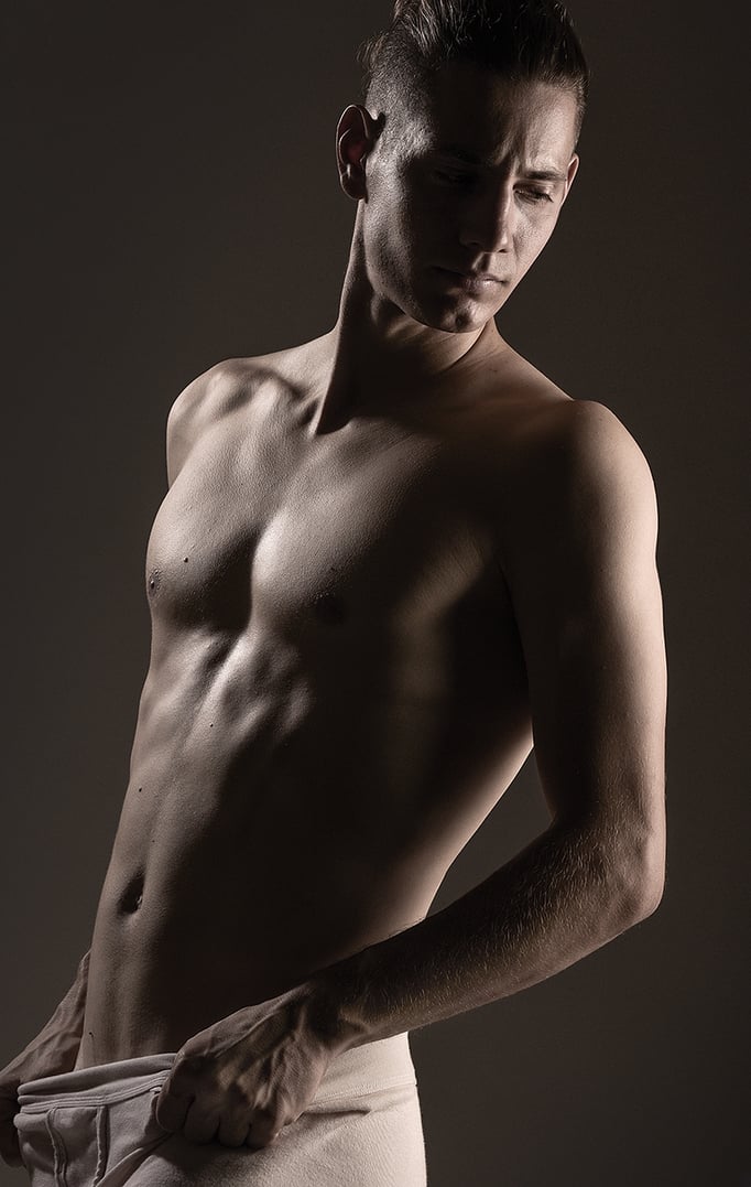 Akt- Erotikaufnahmen Low-Key Fotoshooting