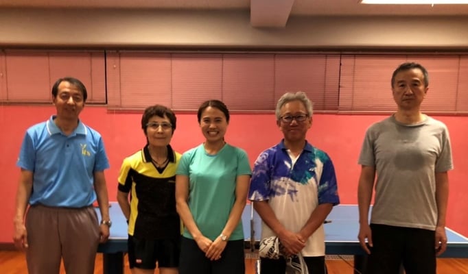 2018年5月、ITS三鷹に平野早矢香さんを迎えて。左より、織部幸治さん（ITS三鷹経営、卓球講師）、大掛まさ美さん（全日本マスターズローセブンティの部チャンピオン）、平野さん（ロンドンオリンピック銀メダリスト、元全日本チャンピオン5回）、河田、戸塚隆さん（親しい練習仲間）。