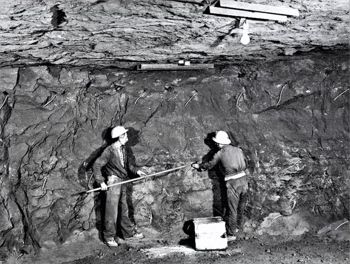 Bergmänner verfüllen Bohrlöcher mit Sprengstoff.