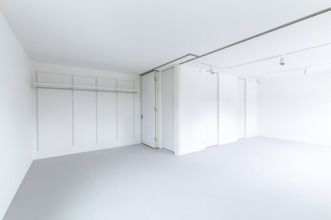 壁には可変棚をあらかじめ設置