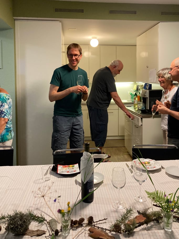 Gedeckter Tisch und Küche im Gemeinschaftsraum