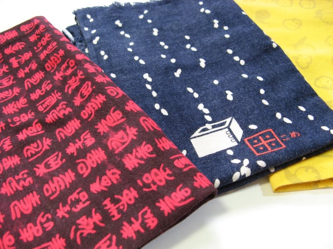 幾何学模様ではないですが...　右はお米をモチーフにしています。