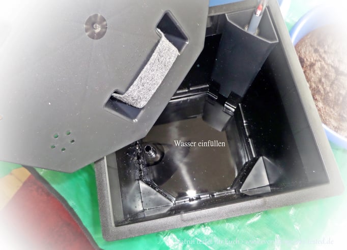 Zuerst etwas Wasser hinein und dann die Bodenplatte darüber