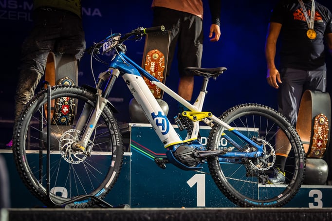 Der erfahrene Rider Guido Tschugg von Husqvarna E-Bicycles Racing fährt den ersten Sieg bei der eMTB Masters Enduro World Series ein