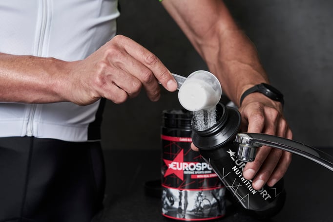 Das isotonische Sportgetränk (unverbindliche Preisempfehlung: 14,99 Euro) besteht aus Kohlenhydraten und Elektrolyten und ist als Pulver erhältlich.