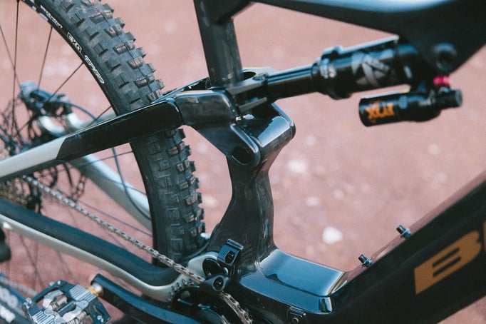 Merkmale wie eine Super-Boost-Hinterachse, interne Kabelführung, eine integrierte Sattelstützenklemmung und ein Acros Blocklock tragen zu einem klaren und eleganten Design bei.  © BH Bikes