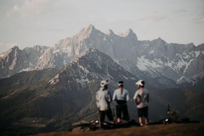 Biker-Service-Angebot: von geführten Touren und individuellen Techniktrainings bis hin zu erstklassigem Bikeverleih ©MBH