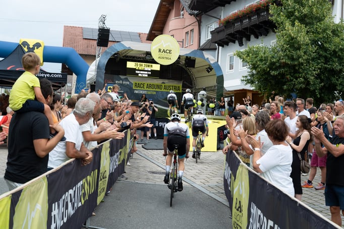 Das siegreiche Viererteam kommt ins Ziel (Copyright: Martin Granadia)