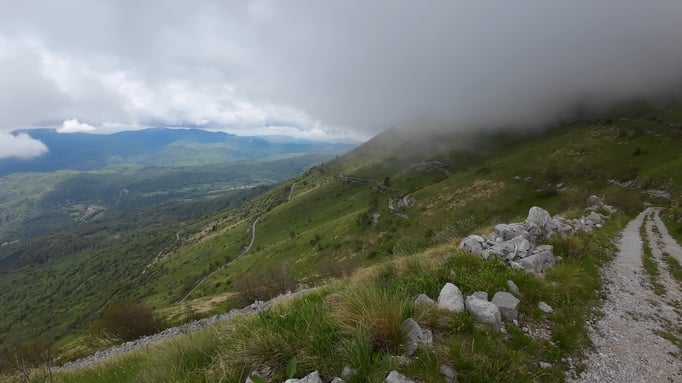 Das Bild täuscht. Die Abfahrt vom Monte Stol ist größtenteils extrem rumpelig. ©