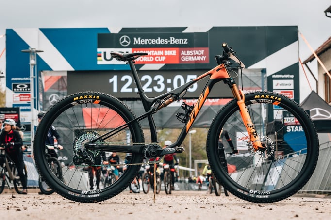 KTM Mountainbike im Ziel positioniert ©KTM Fahrrad Piotr Staron