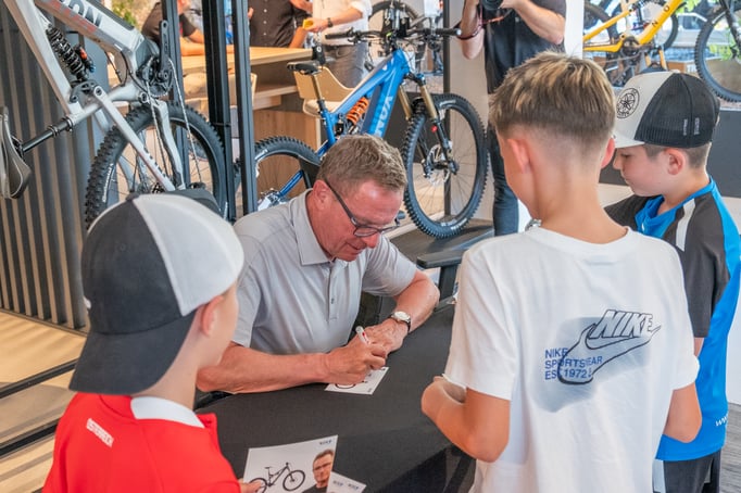 Persönlich und auf Augenhöhe: Rangnick nahm sich bei einer Autogrammstunde im NOX-Firmenhauptsitz viel Zeit für kleine und große Fußballfans. © NOX Cycles/Christof Birbaumer