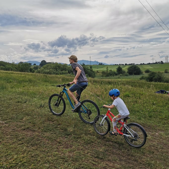Der BikeZipper ist ein kleines, leichtes und stabiles Abschleppseil für Kinderlaufräder und Kinderräder