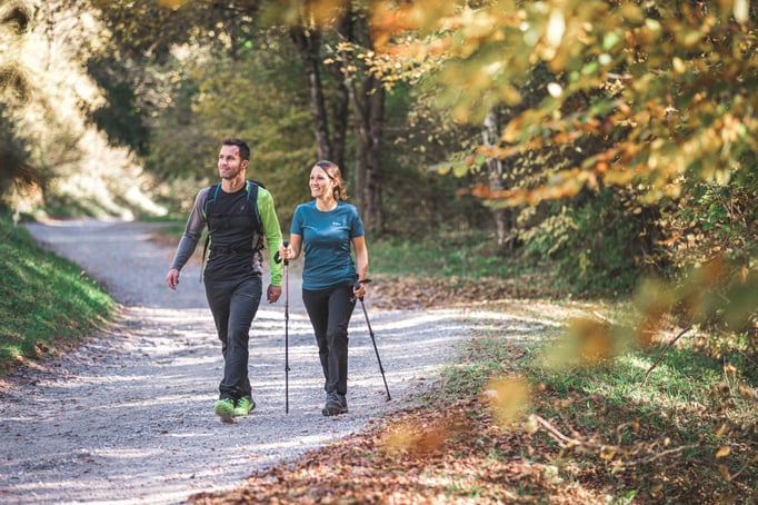 Wanderer können in farbenfrohe Wälder eintauchen und die frische Luft der Saison genießen ©Garda Trentino