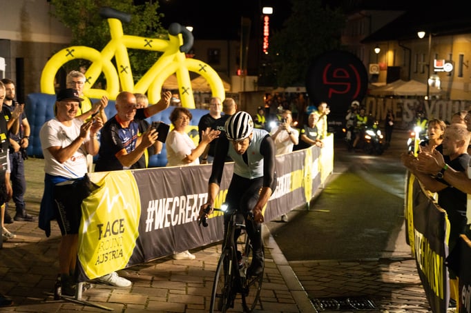 Herrensieger Sebastian Mayr kommt schwer gezeichnet ins Ziel (Copyright: Martin Granadia)