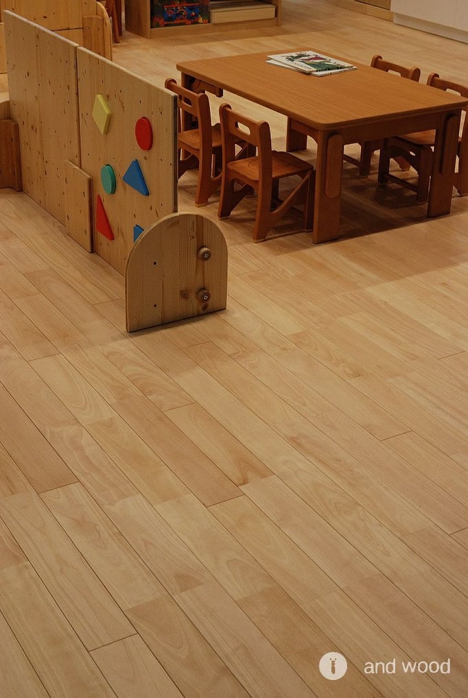 西南サクラ ユニ 無垢フローリング 施工例 保育施設 andwood アンドウッド
