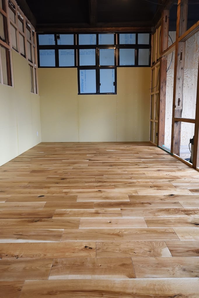 オーク 乱尺 無垢フローリング キャラクター オイル塗装 andwood アンドウッド kado shoe repair & beer stop