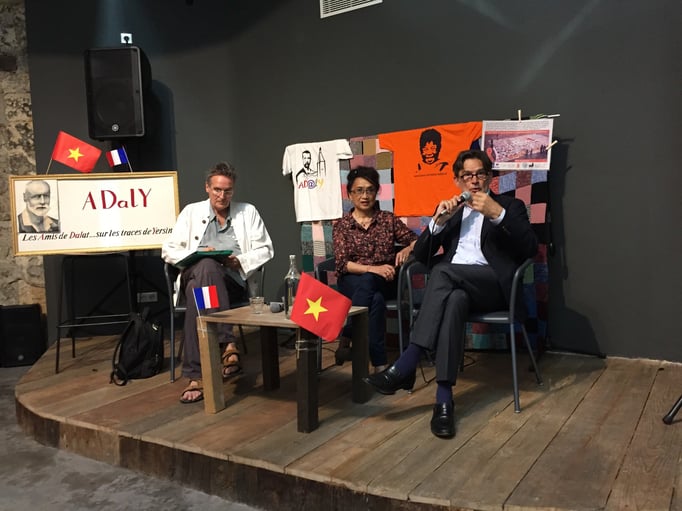 Jacques Touchon et Pierre Legendarme autour d'Anna lors de la conférence