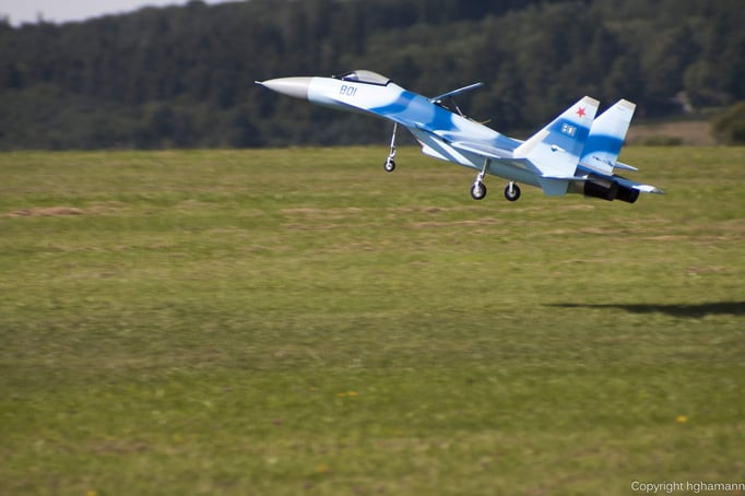 Das Modell geht steil in die Luft