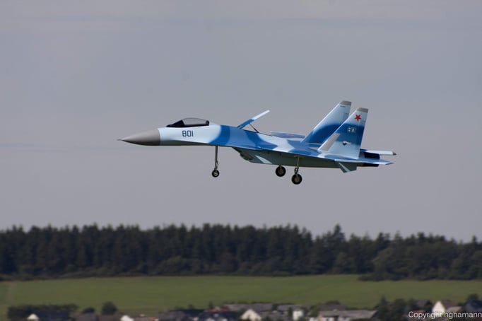 Landeanflug mit ausgefahrenen Spoilern